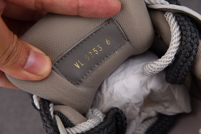 L0VT SNEAKER