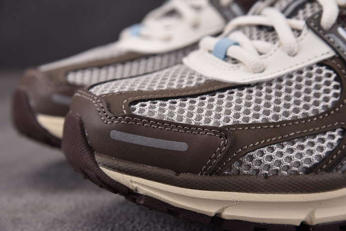 NIKE Zoom Vomero 5 