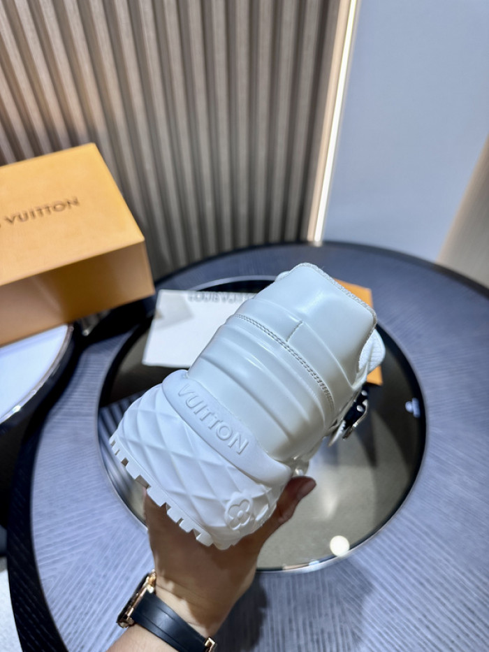 L0VT SNEAKER