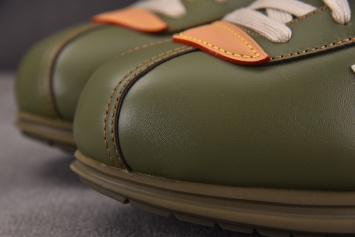 L0VT SNEAKER