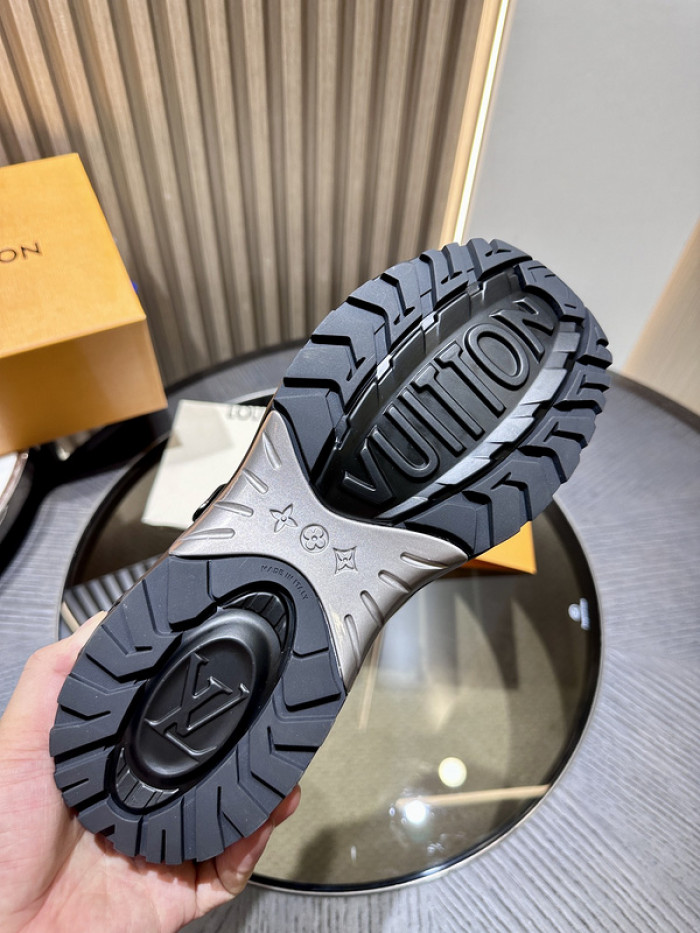 L0VT SNEAKER