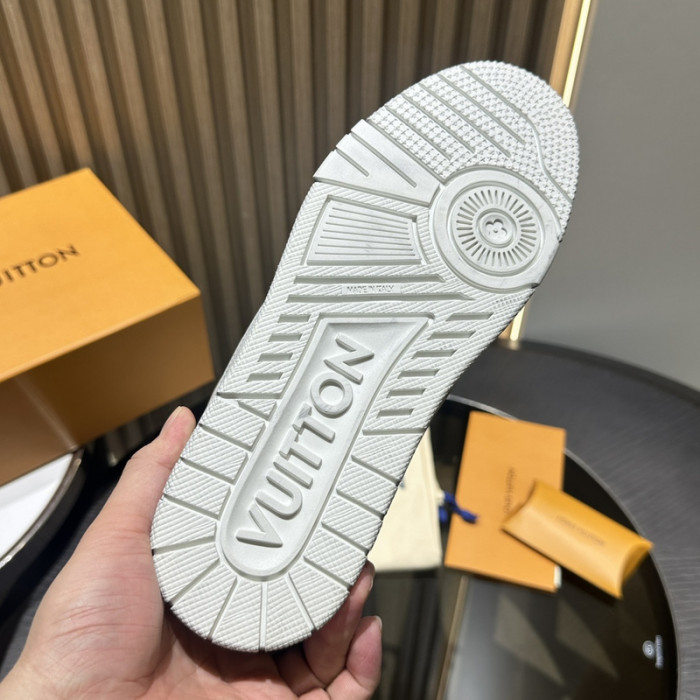 L0VT SNEAKER