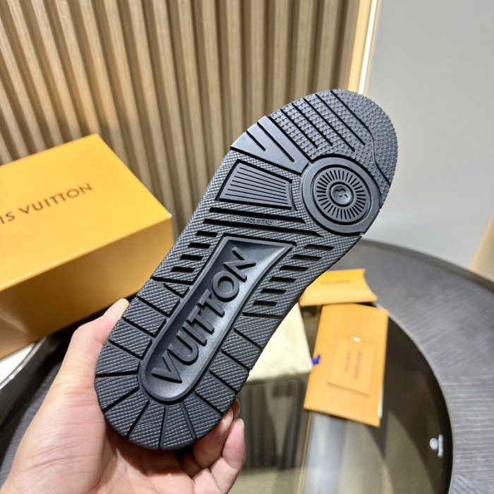 L0VT SNEAKER