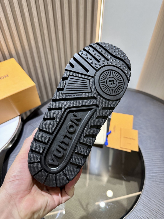 L0VT SNEAKER